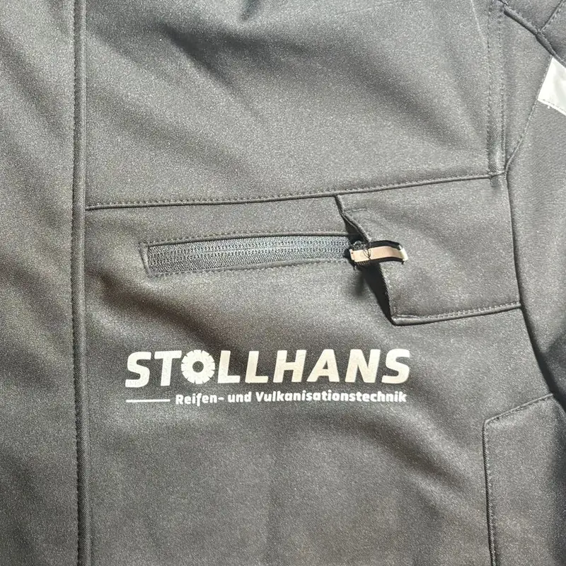 Bedrucktes Firmenlogo auf der Brust einer Arbeitsjacke