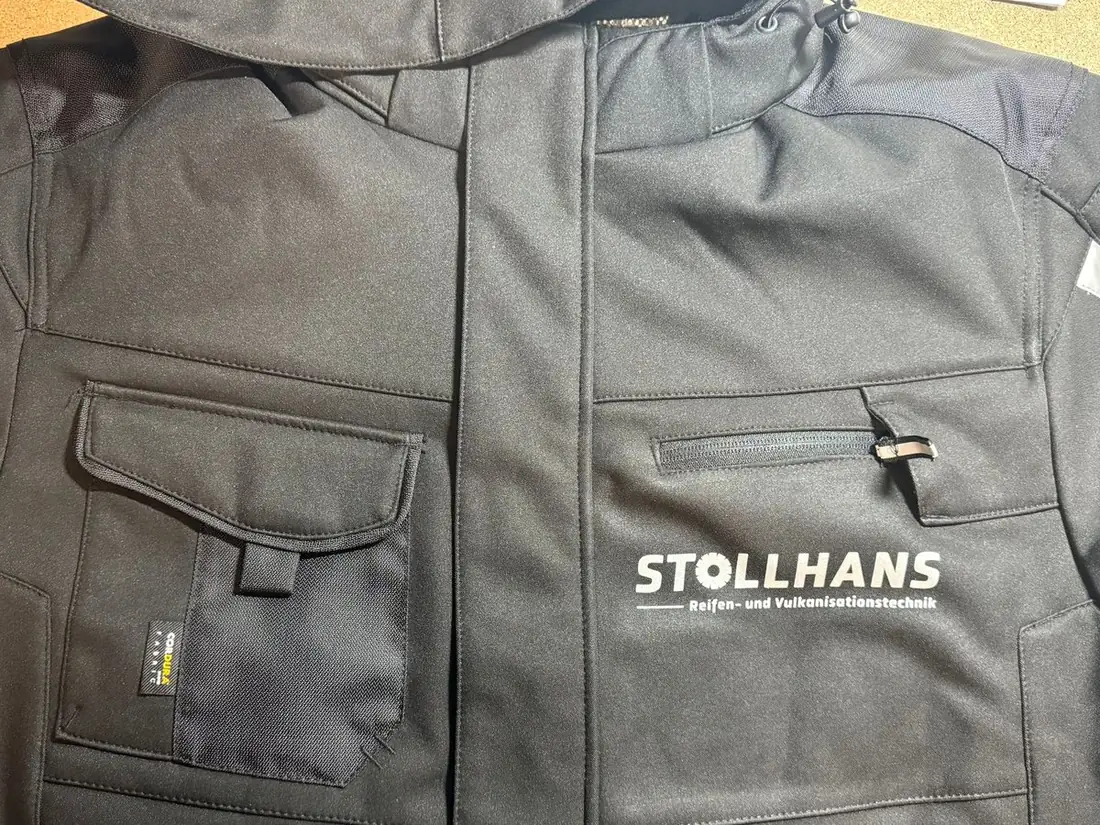 Bedrucktes Firmenlogo auf einer Arbeitsjacke