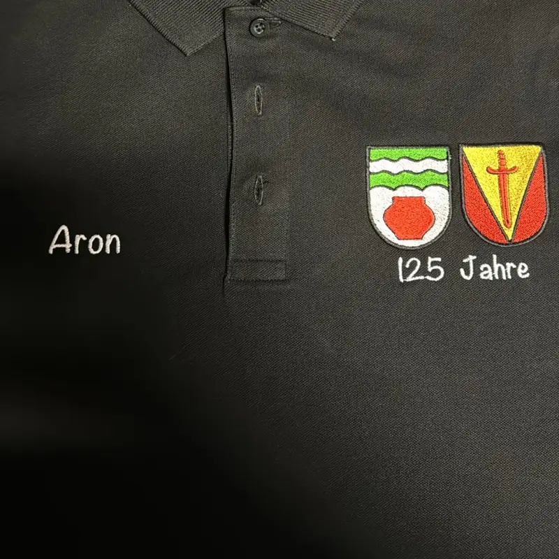 Poloshirt mit gesticktem Wappen und Namensstick